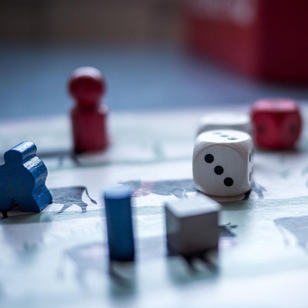 Brett-/Wuerfelspiel mit Spielfiguren
