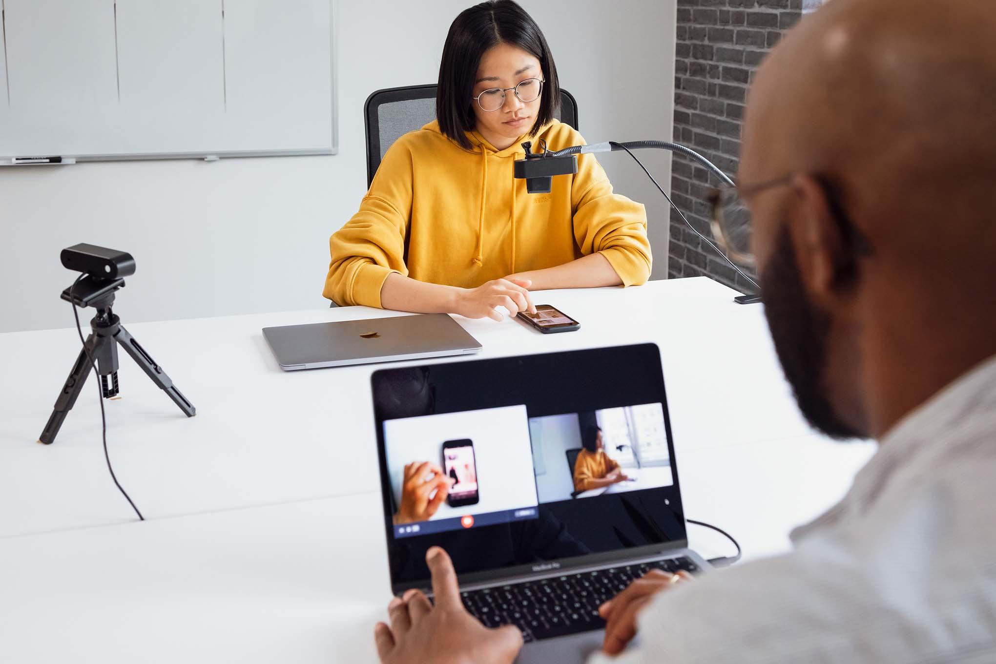 zwei Personen verproben eine Website im User Lab 